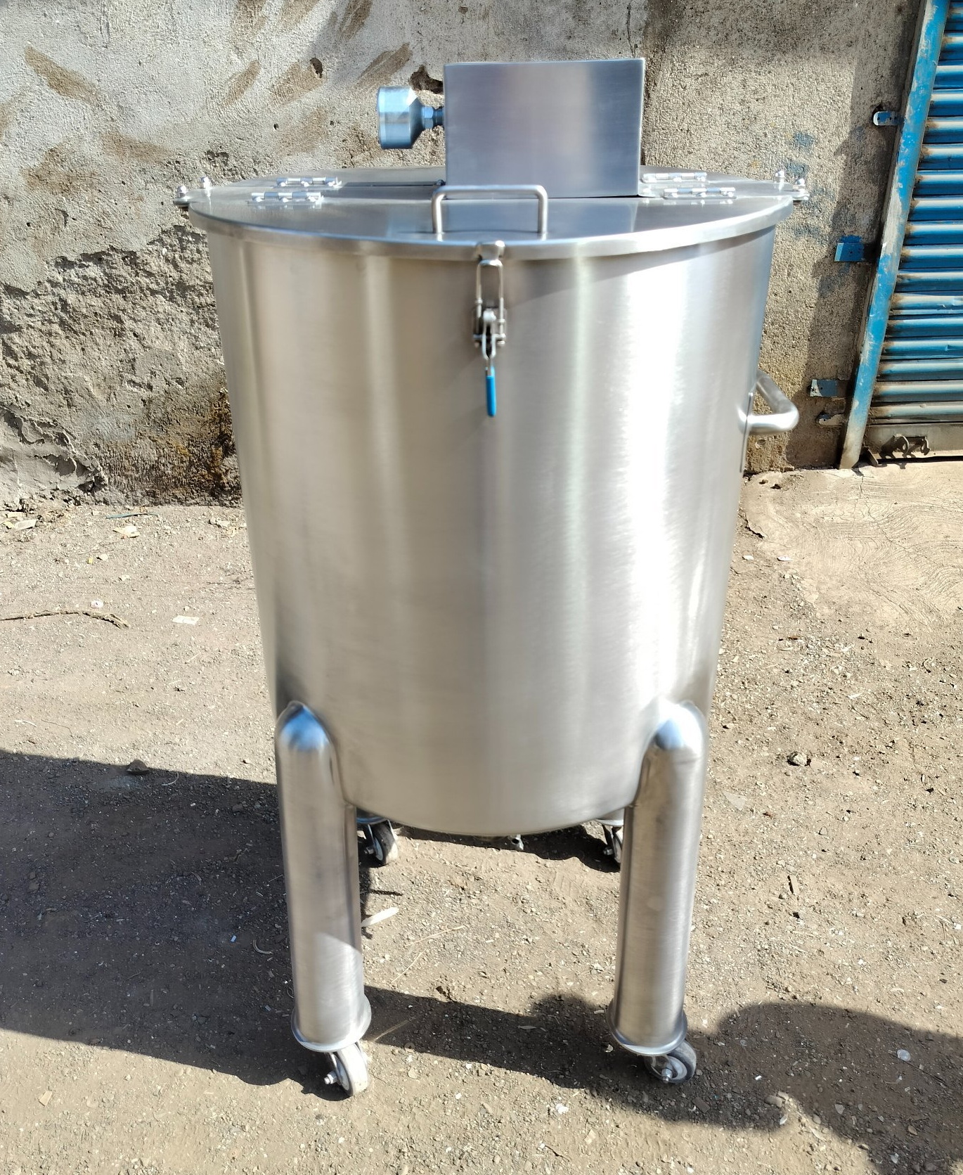 pharmaceutical-solution-prepration-tank-with-pnumatic-stirrer-agitator